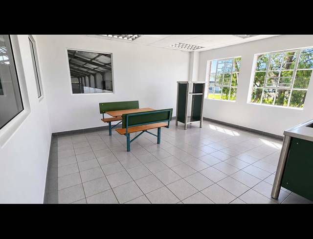 2,330M² WAREHOUSE TO LET IN RETREAT